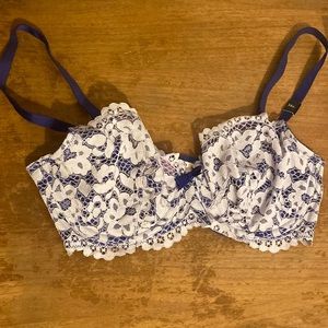 NWT Victoria’s Secret Very Sexy Unlined Demi Bra with Lace/Bow Detail Size 34D